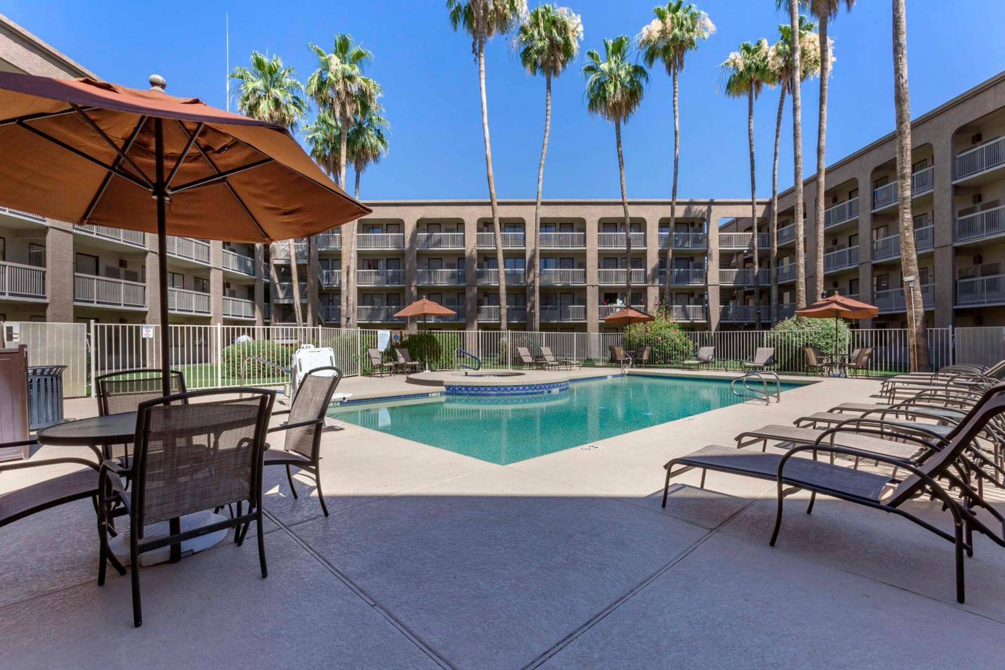 Best Western Plus Scottsdale Thunderbird Suites Экстерьер фото